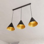 Lampa wisząca Rebel 3xE27 w kolorze czarnym z złotym wnętrzem, z trzema stożkowymi kloszami zawieszonymi na czarnych linkach, zamontowana na prostokątnej podstawie sufitowej.