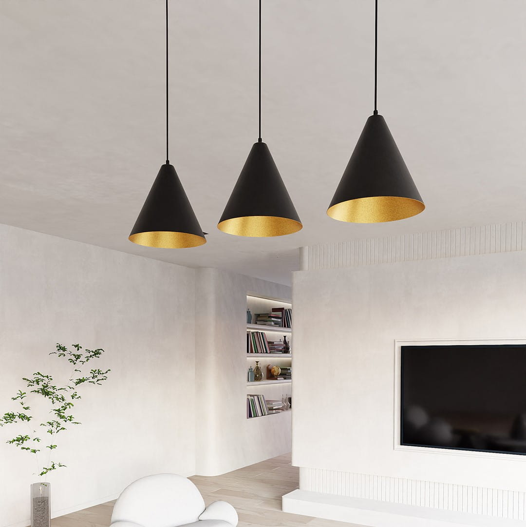 Lampa wisząca Rebel 3xE27 w kolorze czarnym z złotymi wnętrzami. Posiada trzy stożkowe klosze zawieszone na cienkich kabelkach, umieszczona w nowoczesnym wnętrzu z jasnymi ścianami i minimalistycznym wystrojem.