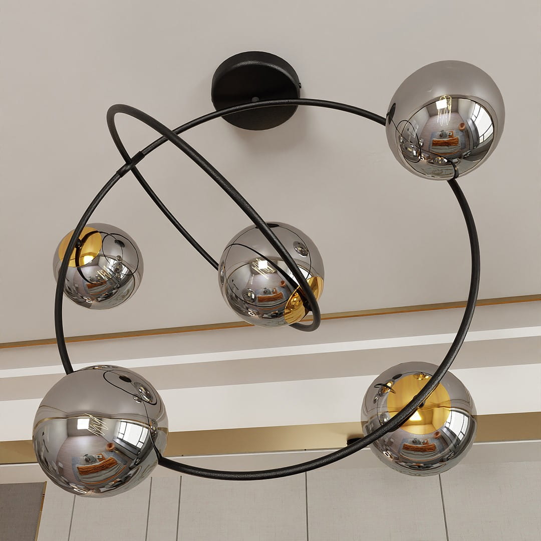 Lampa sufitowa Stardom w kolorze czarnym i grafitowym, z pięcioma kulistymi kloszami w odcieniach chromu i złota. Ujęcie z dołu, ukazujące elegancki, nowoczesny design z okrągłym mocowaniem.