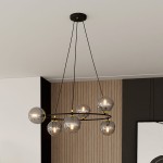 Lampa wisząca Azura w kolorze czarnym i grafitowym z sześcioma szklanymi kloszami w kształcie kul, zawieszona na cienkich kablach. Klosze mają transparentne wykończenie, a całość utrzymana jest w nowoczesnym stylu.