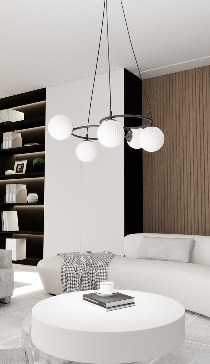 Lampa wisząca Libra z pięcioma opalowymi kloszami, umieszczona na czarnym metalowym stelażu. Klosze o okrągłym kształcie z karbowaną fakturą, zawieszone w równych odległościach, w nowoczesnym wnętrzu z jasnymi meblami i drewnianą ścianą.