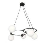Lampa wisząca Libra z pięcioma opalowymi kloszami w kształcie kul, umieszczonymi na czarnym metalowym stelażu w formie okręgów. Produkt zawieszony na czterech smukłych linkach, idealny do nowoczesnych wnętrz.