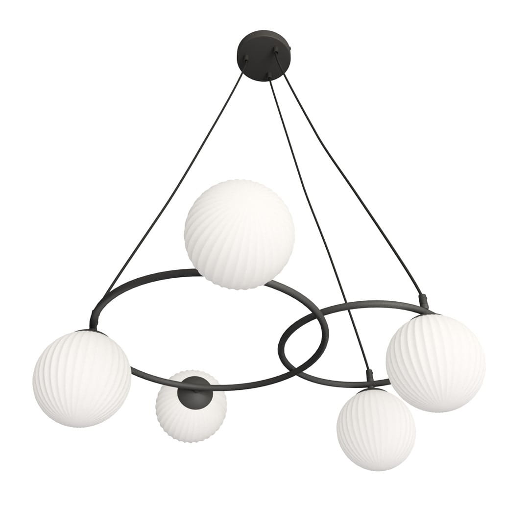 Lampa wisząca Libra w kolorze czarnym z pięcioma opalowymi kloszami o teksturowanej powierzchni. Ujęcie z dołu, pokazujące okrągłą metalową konstrukcję oraz zawieszenie na cienkich linkach. Idealna do nowoczesnych wnętrz.
