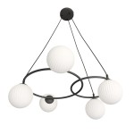 Lampa wisząca Libra w kolorze czarnym z pięcioma opalowymi kloszami o teksturowanej powierzchni. Ujęcie z dołu, pokazujące okrągłą metalową konstrukcję oraz zawieszenie na cienkich linkach. Idealna do nowoczesnych wnętrz.