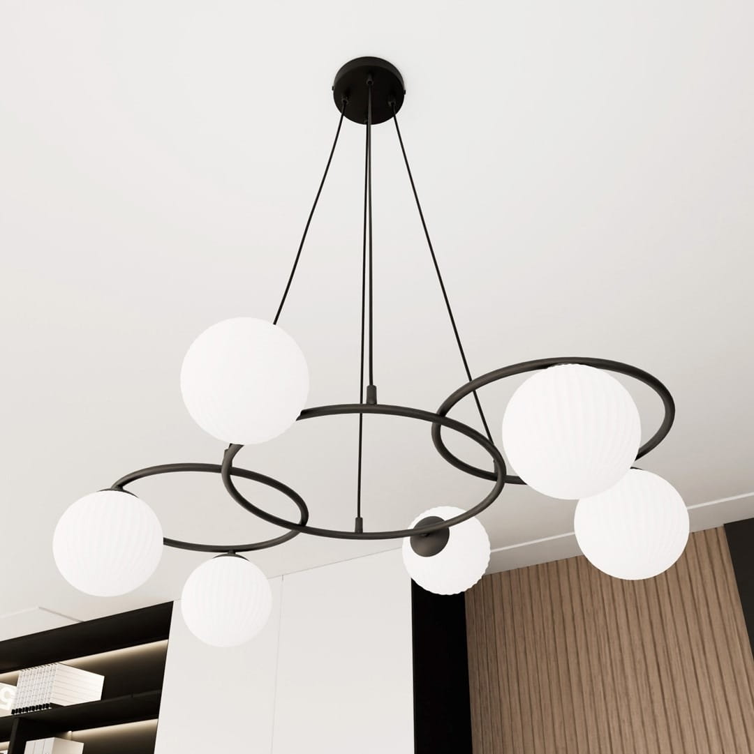 Lampa wisząca Libra z sześcioma źródłami światła E14, czarna metalowa konstrukcja z opalowymi kloszami w kształcie kul. Ujęcie z góry, produkt zawieszony na długich linkach, idealny do nowoczesnych wnętrz.