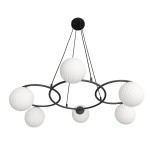 Lampa wisząca Libra 6xE14 w kolorze czarnym z opalowymi kloszami. Okrągła konstrukcja z sześcioma białymi, żebrowanymi kloszami, zawieszona na cienkich linkach. Idealna do nowoczesnych wnętrz.