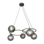 Lampa wisząca Libra, czarna/grafitowa, z pięcioma kulistymi kloszami o teksturowanej powierzchni. Ujęcie z dołu, wisząca konstrukcja na trzech linkach, z okrągłym mocowaniem sufitowym. Wymiary i szczegóły konstrukcyjne nie są widoczne.