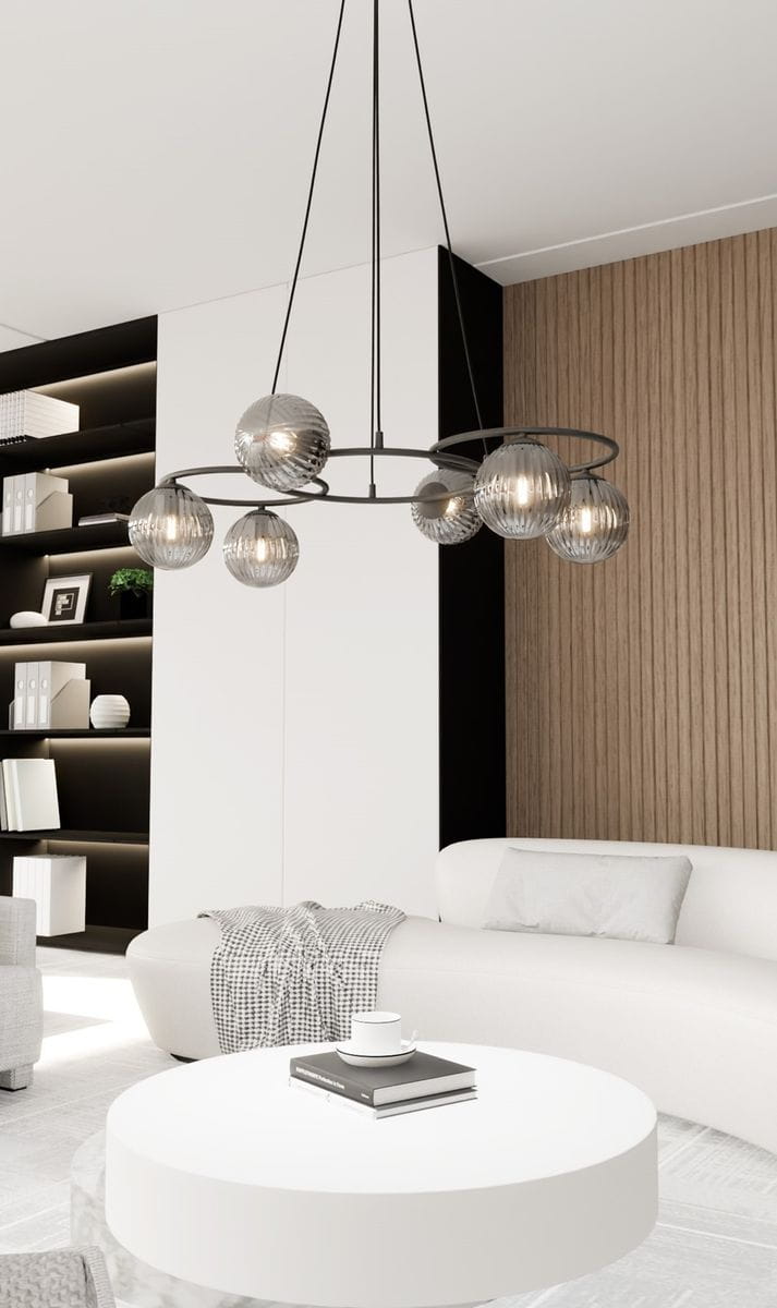 Lampa wisząca Libra z sześcioma kloszami E14 w czarnym i grafitowym kolorze. Klosze mają okrągły kształt z teksturowaną powierzchnią. Lampa zawieszona na cienkich linkach w nowoczesnym wnętrzu z jasnymi meblami.