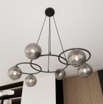 Lampa wisząca Libra z sześcioma kloszami E14 w kolorze czarnym i grafitowym. Klosze mają zaokrąglony kształt z teksturowanym wykończeniem, zwisają na cienkich linkach z metalowego stelaża w formie okręgu, montowana sufitowo.