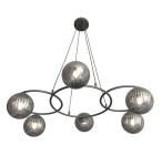 Lampa wisząca Libra z sześcioma oprawami E14, w kolorze czarnym i grafitowym. Konstrukcja z metalowych pierścieni z przezroczystymi, teksturowanymi kloszami w kształcie kul. Ujęcie z dołu, wisząca, w nowoczesnym stylu.