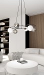 Lampa wisząca Libra z sześcioma oprawami E14, w kolorze czarnym z różnorodnymi kloszami. Ujęcie z dołu, wisząca w nowoczesnym wnętrzu, nad okrągłym stolikiem. Klosze w różnych kształtach: przezroczyste, białe i matowe, na czarnym stelażu.