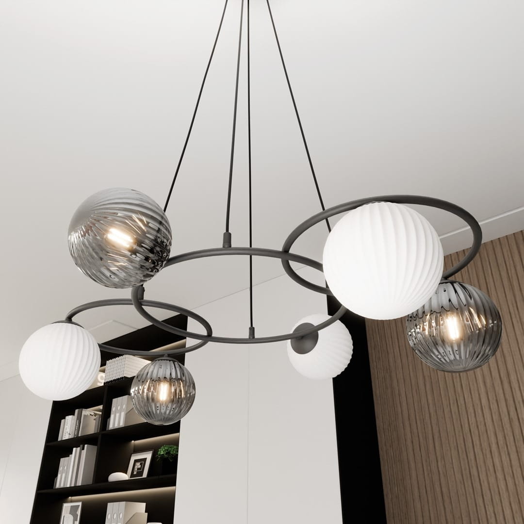 Lampa wisząca Libra w kolorze czarnym z sześcioma źródłami światła E14. Składa się z okrągłej konstrukcji, na której zawieszone są kuliste klosze w białym i szarym kolorze, z teksturowanymi i gładkimi powierzchniami.