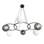 Lampa wisząca Libra 6xE14 w kolorze czarnym z mieszanką kul szklanych: trzy białe o fakturze muszli i trzy szare z rowkowaną powierzchnią. Ułożona w formie okręgów, zawieszona na cienkich linkach. Idealna do nowoczesnych wnętrz.
