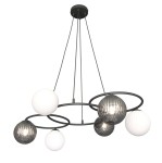 Lampa wisząca Libra z sześcioma oprawami E14, w kolorze czarnym. Posiada okrągłe klosze w różnych odcieniach bieli i szarości, zawieszona na cienkich linkach. Nowoczesny design z metalowym stelażem i dekoracyjnymi kulami.