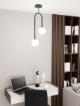Lampa sufitowa Atria z czarnym metalowym stelażem, zawieszona na dwóch łukowych ramionach, z opalowymi kulistymi kloszami. Elementy widoczne w nowoczesnym wnętrzu, na tle biurka z laptopem i dekoracjami.