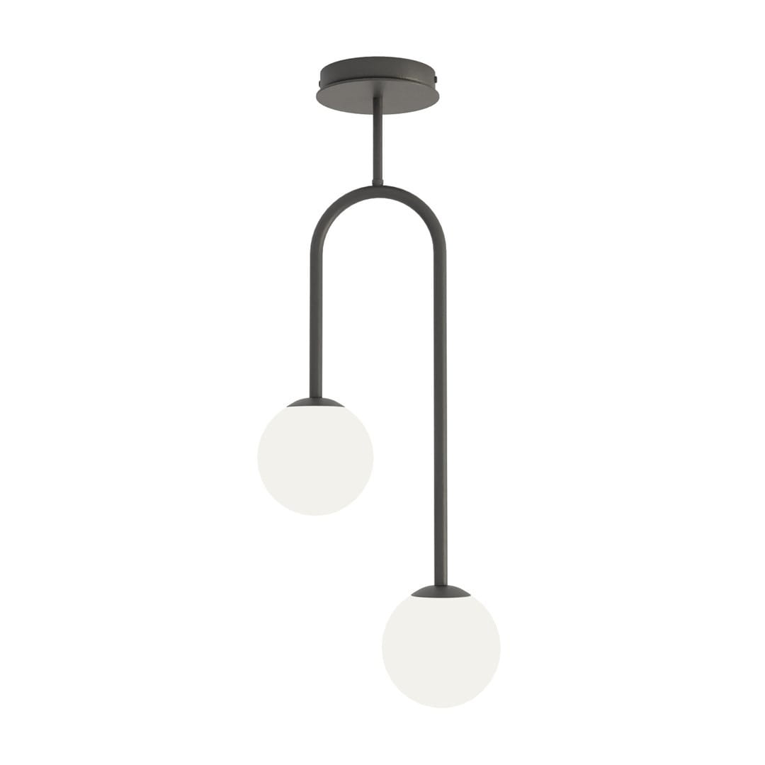 Czarna lampa sufitowa Atria z dwoma opalowymi kloszami, zawieszona na łukowatej konstrukcji. Klosze mają kulisty kształt, a całość utrzymana jest w minimalistycznym stylu. Lampa montowana do sufitu.