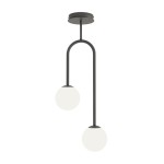 Czarna lampa sufitowa Atria z dwoma opalowymi kloszami, zawieszona na łukowatej konstrukcji. Klosze mają kulisty kształt, a całość utrzymana jest w minimalistycznym stylu. Lampa montowana do sufitu.