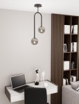 Lampa sufitowa Atria 2xE14 w kolorze czarnym i grafitowym, zawieszona na podwójnym łuku. Wyposażona w dwa szklane klosze w odcieniu szarym, umieszczona w nowoczesnym wnętrzu z biurkiem i półkami.
