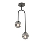 Lampa sufitowa Atria 2xE14 w kolorze czarnym i grafitowym. Posiada dwa wiszące klosze w formie kul, wykonane z przezroczystego szkła. Ujęcie z góry, na jednolitym tle, z widocznym uchwytem sufitowym.