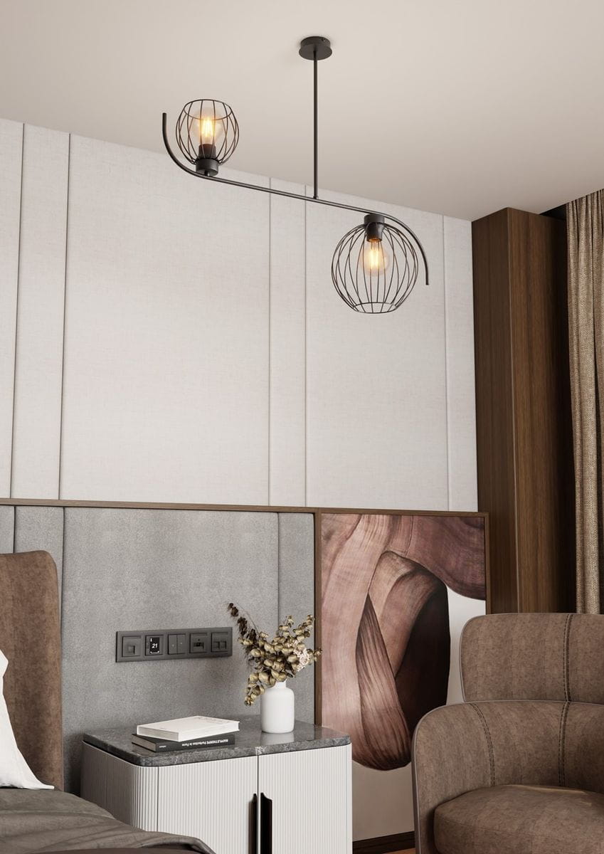 Czarna lampa sufitowa Echo z dwoma oprawami E27, zawieszona na cienkim wsporniku, z metalowymi kloszami w formie drucianych kul. Lampa umieszczona w nowoczesnym wnętrzu, w tle widoczna szara ściana oraz meble.