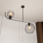 Lampa sufitowa Echo z dwoma oprawami E27, czarna, z metalowym kloszem w kształcie kuli, zawieszona na cienkim drucie. Klosze mają otwartą konstrukcję, eksponując żarówki. Ujęcie z dołu, pokazujące montaż do sufitu w jasnym wnętrzu.