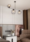 Czarna lampa sufitowa Echo z trzema kloszami w formie drucianych kul, montowana na długim ramieniu. Lampa posiada oprawy E27, widoczna w nowoczesnym wnętrzu z jasnymi ścianami i drewnianymi akcentami.