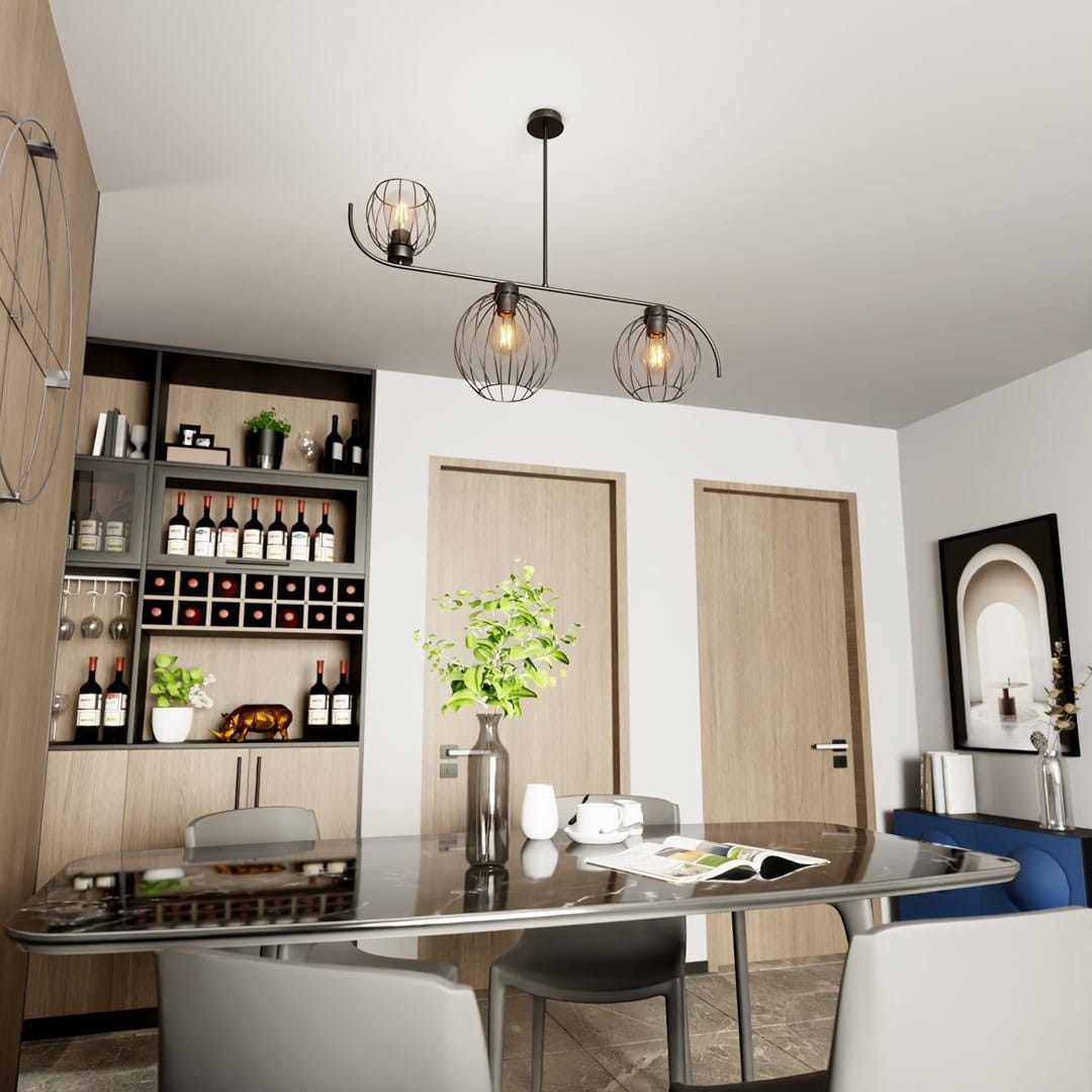 Lampa sufitowa Echo 3xE27 w kolorze czarnym, z trzema kloszami w formie siatki. Zawieszona na cienkim ramieniu, idealna do nowoczesnych wnętrz. Tło przedstawia stół z krzesłami oraz półki z butelkami.