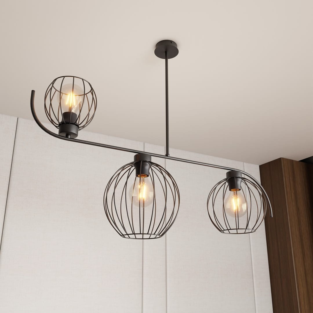 Lampa sufitowa Echo czarna z trzema kloszami w formie metalowych siatek, zawieszona na prostym, metalowym stelażu. Klosze mają widoczne żarówki E27, całość zamontowana na suficie w jasnym wnętrzu.