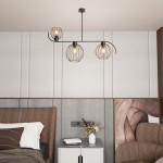 Czarna lampa sufitowa Echo z trzema oprawami E27, zawieszona na cienkim metalowym stelażu. Żarówki osłonięte w metalowych kloszach w kształcie kul, umieszczona w nowoczesnym wnętrzu sypialni, nad łóżkiem i stolikiem nocnym.