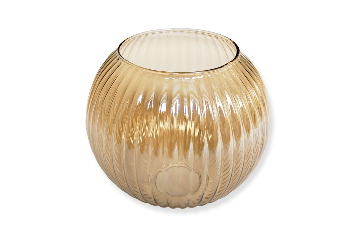 Klosz szklany Rolo w kształcie kuli, średnica 150 mm, transparentny bursztynowy. Zdobiony pionowymi żłobieniami, z otwartą górą. Stojący, idealny do lamp lub dekoracji. Tło proste, podkreślające jego styl.
