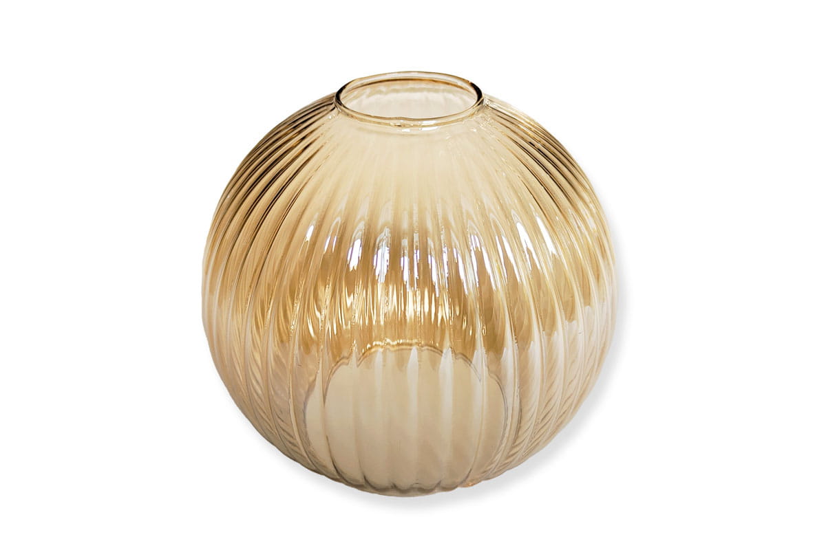 Klosz szklany Rolo kula D150 w transparentnym bursztynowym kolorze, o zaokrąglonym kształcie z pionowymi żłobieniami, z otworem na górze, stojący na płaskiej powierzchni. Idealny do dekoracji lamp lub jako element ozdobny.