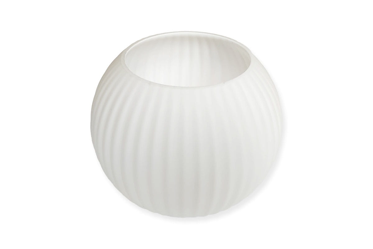 Klosz szklany Rolo w kształcie kuli o średnicy 150 mm, biały matowy, z teksturowaną powierzchnią w pionowe prążki. Ujęcie z góry, pokazujące otwarte wnętrze. Idealny do wykorzystania w lampach lub jako dekoracja.