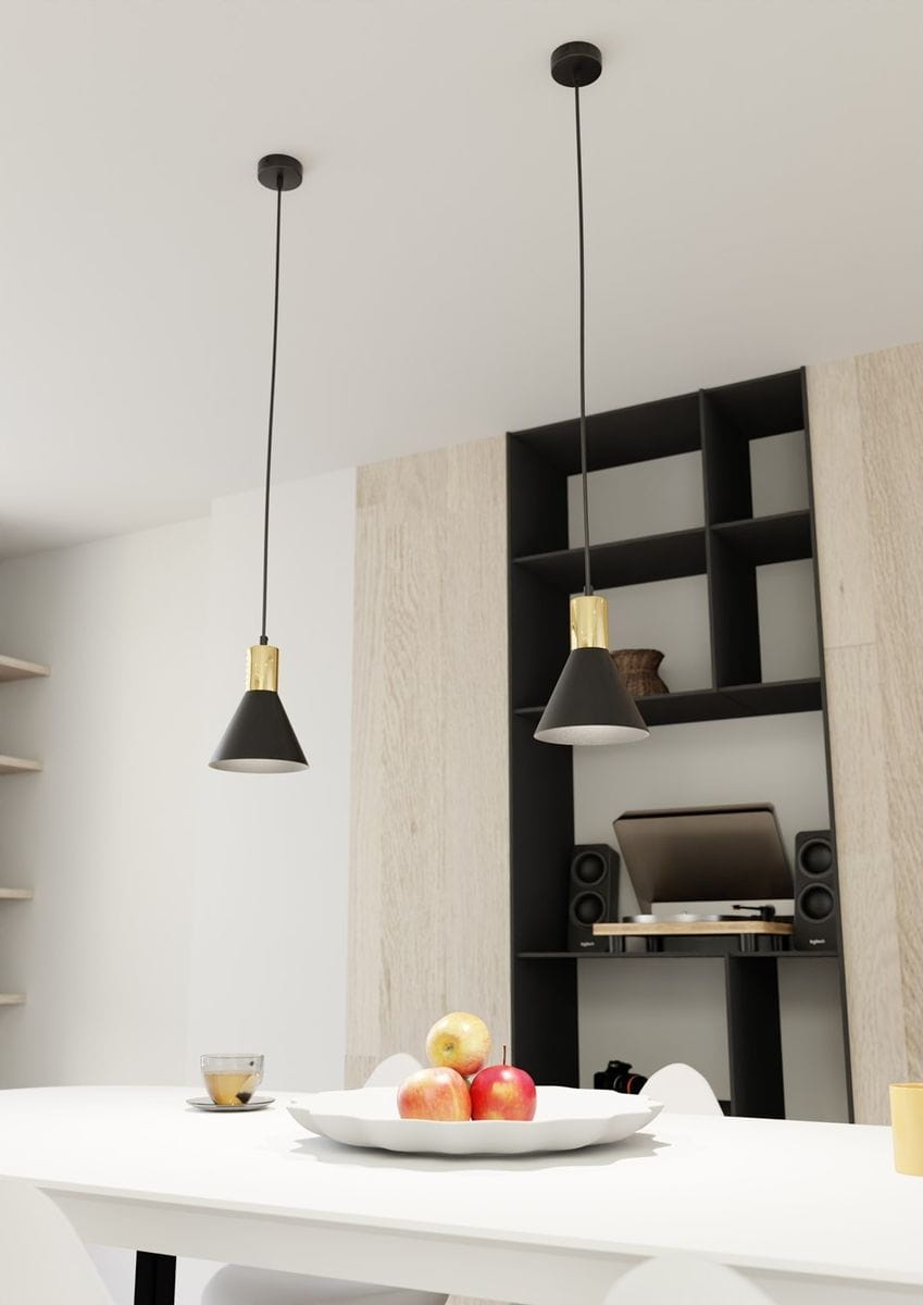 Lampa wisząca Rosa z kloszem w kształcie stożka, czarna z metalowym złotym wykończeniem. Zawieszona na cienkim czarnym przewodzie, montowana do sufitu. Widoczna w nowoczesnej aranżacji wnętrza, nad białym stołem z owocami.