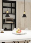 Lampa wisząca Rosa 1xE27 w kolorze czarnym z złotym detalem, o stożkowatej formie, zawieszona nad białym stołem. W tle widoczne półki w kolorze czarnym oraz sprzęt audio. Na stole biały talerz z jabłkami.