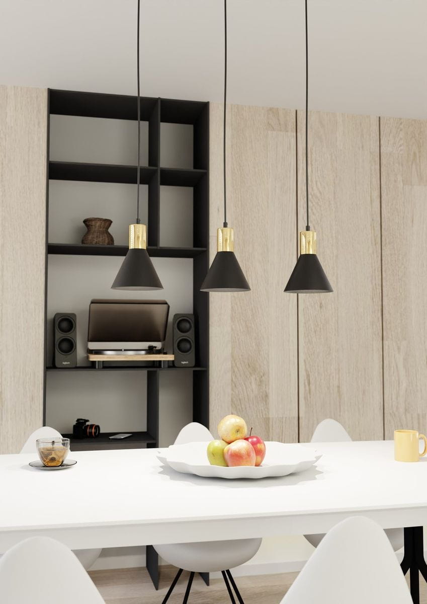 Lampa wisząca Rosa 3xE27 w kolorze czarnym z złotymi detalami, zawieszona na czarnych przewodach. Trzy stożkowate klosze wisi nad białym stołem, w tle widoczna drewniana ściana i meble.