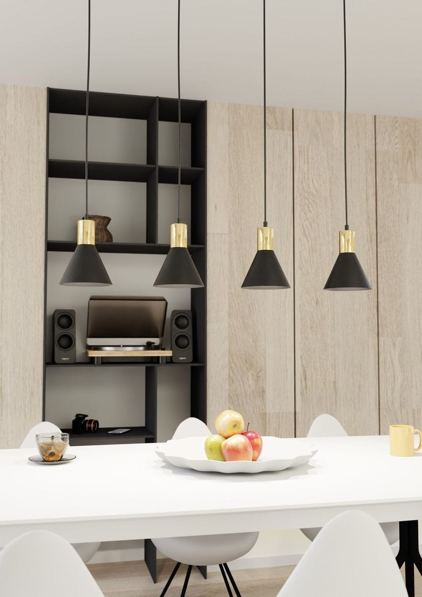 Lampa wisząca Rosa 4xE27 w kolorze czarnym z złotymi elementami, w kształcie stożków, zawieszona na cienkich kablach. Zbliżenie na stół z białym obrusem, na którym znajduje się talerz z owocami oraz filiżanka. Tło w jasnych odcieniach drewna.