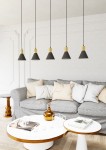 Lampa wisząca Rosa, pięć kloszy w kształcie stożka, czarna z metalowymi złotymi elementami. Zawieszona na długich kablach, w aranżacji nad szarym sofą z poduszkami. Tło jasne, minimalistyczne.