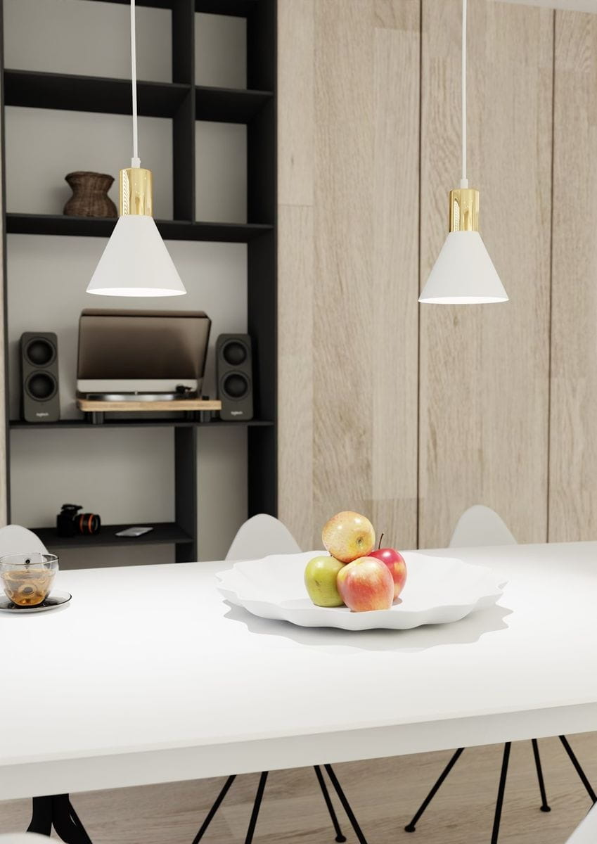 Lampa wisząca Rosa 1xE27 w kolorze białym z złotym elementem, w kształcie stożka, zawieszona nad białym stołem. W tle widać ciemną półkę z głośnikami i gramofonem, a na stole znajduje się talerz z owocami.