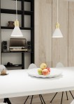 Lampa wisząca Rosa 1xE27 w kolorze białym z złotym elementem, w kształcie stożka, zawieszona nad białym stołem. W tle widać ciemną półkę z głośnikami i gramofonem, a na stole znajduje się talerz z owocami.