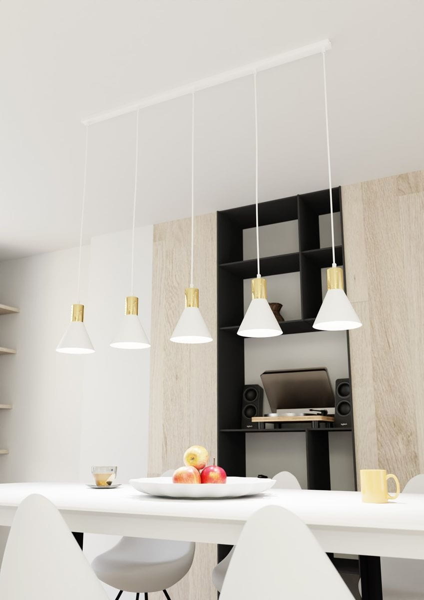 Lampa wisząca Rosa z pięcioma kloszami w białym kolorze z złotymi detalami, zawieszona na białych linkach. Ujęcie z dołu, w jasnej aranżacji na tle drewnianej ściany, z białym stołem i owocami na talerzu.