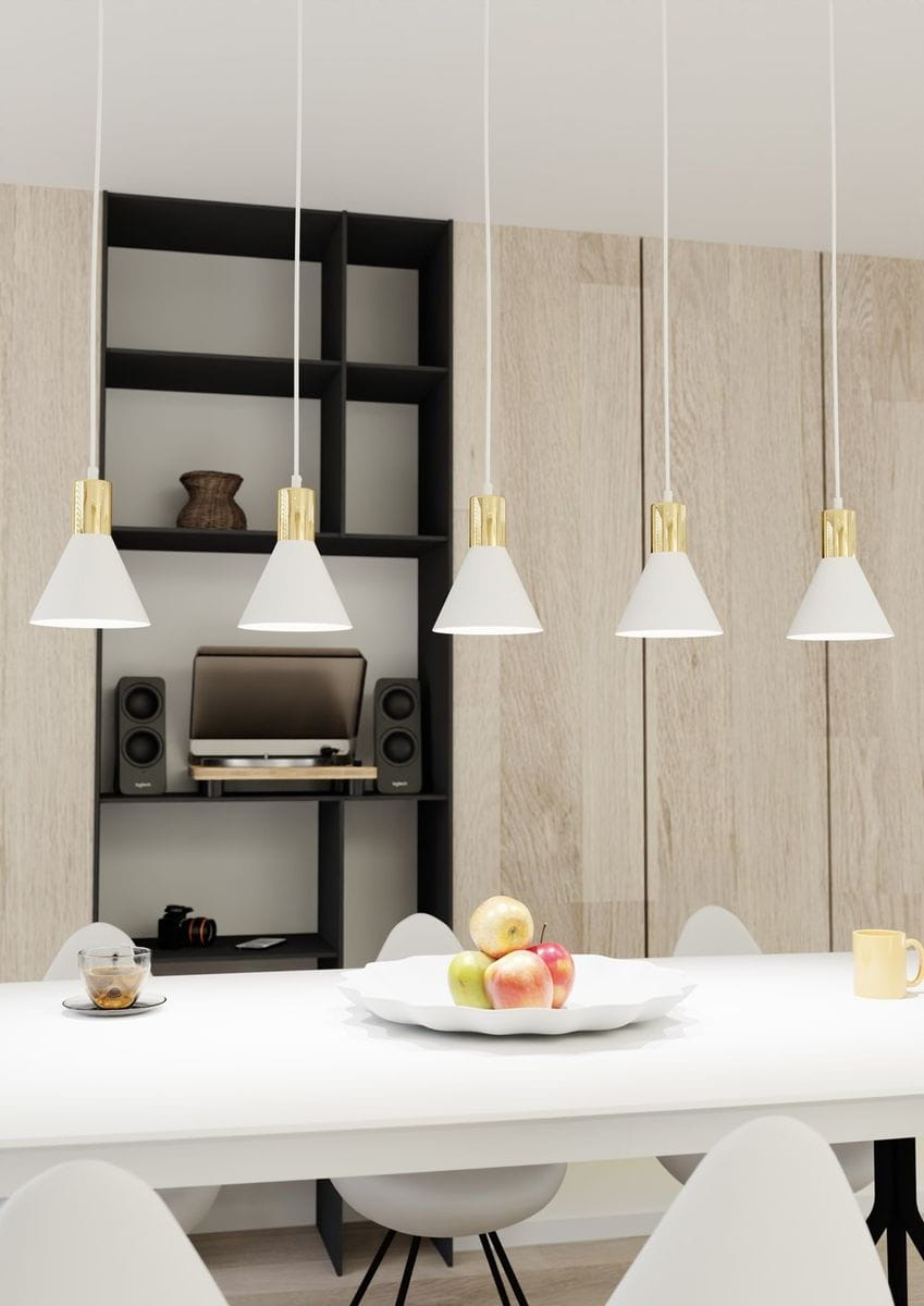 Lampa wisząca Rosa z pięcioma abażurami w białym kolorze z złotymi detalami. Ujęcie frontalne, zawieszona nad stołem. W tle czarna półka z dekoracjami oraz sprzętem audio. Na stole widoczne owoce w białym naczyniu.