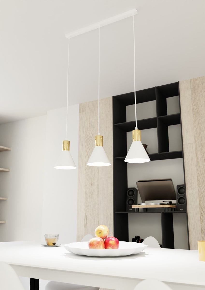 Lampa wisząca Rosa z trzema kloszami w kolorze białym i złotymi elementami. Klosze mają kształt stożkowy, zawieszone na białych przewodach. Produkt umieszczony nad stołem, we wnętrzu z jasnymi i ciemnymi akcentami. W tle widoczny regał i sprzęt audio.