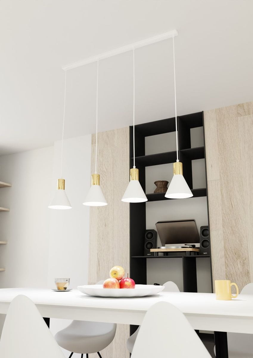 Lampa wisząca Rosa z czterema kloszami w kolorze białym z złotymi akcentami, zawieszona na białych przewodach. Widoczna na tle jasnej ściany i czarnej półki. Ułożona nad białym stołem z owocami w misce.