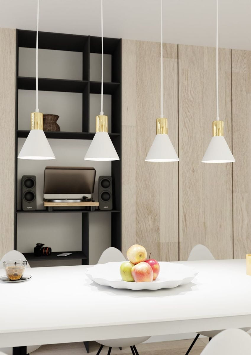 Lampa wisząca Rosa z czterema kloszami w kolorze białym z metalowymi, złotymi detalami. Ułożona w rzędzie, zwisająca z sufitu, w nowoczesnym wnętrzu. W tle widoczna półka z sprzętem audio oraz talerz z owocami na stole.