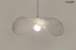 Lampa wisząca Capello FI 80 w kolorze chromu i transparentnym, z falującym kloszem wykonanym z przezroczystego materiału, z widoczną żarówką E27. Ujęcie z dołu, pokazujące detal i fakturę klosza.