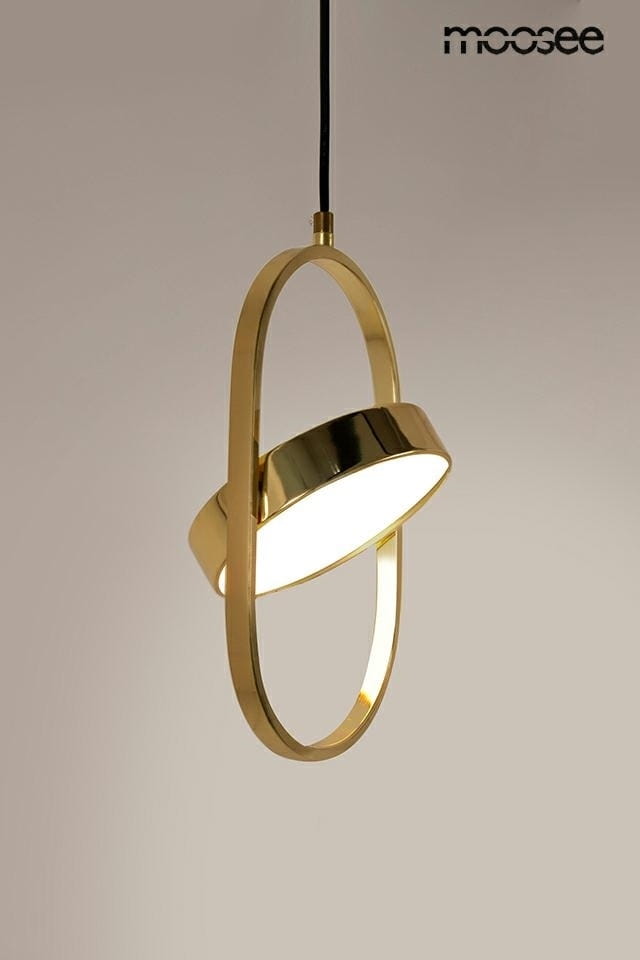 Lampa wisząca Spinner 19, złota, z jedną żarówką LED 7W. Ma nowoczesny, owalny kształt z wystającym kloszem, zawieszona na czarnym przewodzie. Tło w jasnym odcieniu, co podkreśla elegancki design.