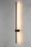 Kinkiet Ombre 120 w kolorze czarnym, z jednym źródłem LED o mocy 14W. Produkt ma prostą, cylindryczną obudowę oraz pionowy kształt. Emituje ciepłe światło, umieszczony na jasnej ścianie, co podkreśla jego minimalistyczny design.