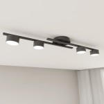 Czarna lampa sufitowa z czterema okrągłymi oprawami na żarówki GX53, zamontowana na prostokątnej belce. Ujęcie z dołu, ukazujące równomierne rozmieszczenie źródeł światła na gładkim suficie. Tło w jasnym kolorze.