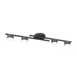 Czarna lampa sufitowa z czterema punktami świetlnymi GX53, zamontowana na okrągłej podstawie. W prostokątnej formie, z minimalistycznym designem, widoczne klosze z matowego materiału, skierowane w dół. Idealna do nowoczesnych wnętrz.
