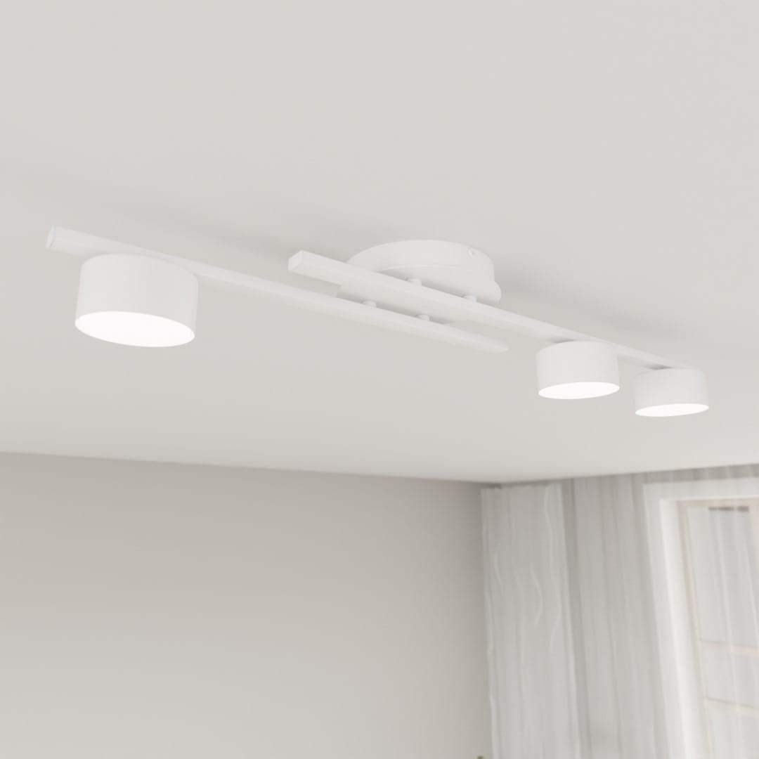 Fragment lampy sufitowej 3xGX53 w kolorze białym, z trzema okrągłymi źródłami światła zamocowanymi na prostokątnej ramie. Lampa montowana na suficie, z minimalistycznym designem, umieszczona w jasnym wnętrzu.